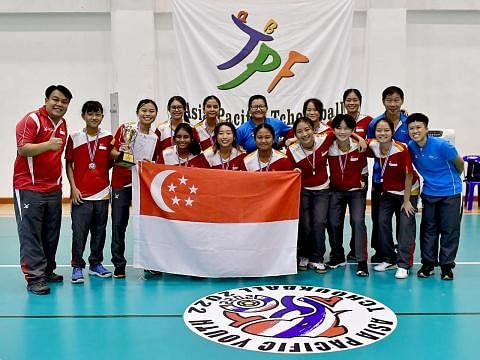 MUNCUL JUARA: Pasukan perempuan Singapura bawah 18 tahun jadi juara selepas tundukkan Thailand 49-19 agi mengekalkan Kejuaraan Tchoukball Belia Asia Pasifik di Bangkok kelmarin. - Foto PERSATUAN TCHOUKBALL SINGAPURA