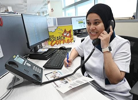 MAHIR JALANKAN PENYELIDIKAN: Sebagai jururawat hibrid klinisian-saintis, Cik Siti Aishah Samsudin perlu mencari masa untuk melakukan kerja klinikal dan penyelidikan. Beliau buat masa ini memberi tumpuan kepada golongan penjaga pesakit. (Gambar kiri) 