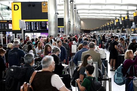 HAD: Pengendali lapangan terbang Heathrow London akan terus hadkan bilangan penumpang kepada 100,000 orang setiap hari. - Foto fail