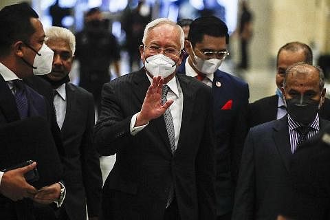 RAYUAN: Datuk Seri Najib Razak hadir pada rayuan terakhir dalam kes membabitkan dana SRC International Sdn Bhd (SRC) di Mahkamah Persekutuan, Putrajaya, semalam. - Foto EPA-EFE