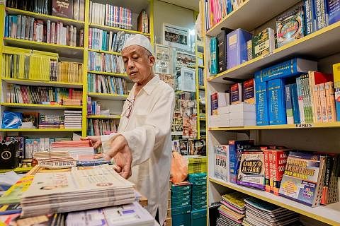 CAPAI SEABAD: Kedai buku Haji Hashim yang diasaskan pada 1922 kini berdepan dengan cabaran dan masa depannya kekal tidak menentu. Imbas kod QR (bawah) untuk tonton temu bual dengan pemilik kedai buku Haji Hashim, Haji Abdul Aziz Yusof