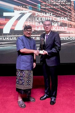 SAMPAIKAN ANUGERAH: Duta Besar Indonesia ke Singapura, Encik Suryo Pratomo (kiri) menyampaikan Anugerah Adinata kepada Pengerusi SIF, Encik Ong Keng Yong. - Foto SIF