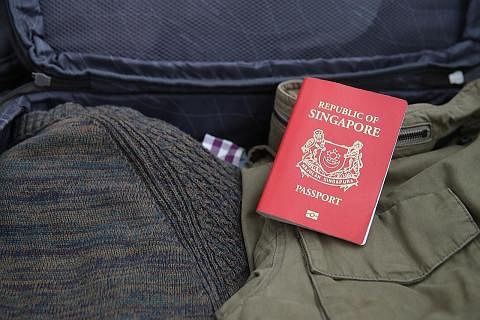 BUAT PERMOHONAN AWAL: Orang ramai yang ingin melancong hujung tahun ini diminta mohon buat pasport lebih awal. - Foto fail