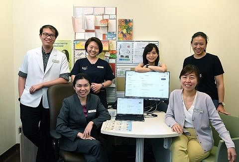 MUDAHKAN PESAKIT: Antara mereka yang terlibat dalam ChemoCalc adalah (dari kiri) Pakar Farmasi Klinikal NUH Encik Chan Zhi Yao; Cik Lim Biwei (dari NUH); Perunding Bersekutu NUH Dr Jen Wei Ying, Pekerja Sosial Perubatan NUH Cik Alexis Koh, Pengasas d