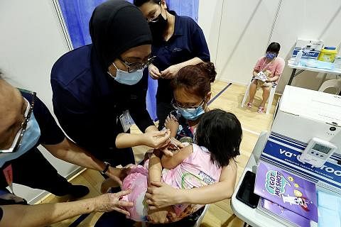 KINI SUNTIKAN PENGGALAK PULA: Selepas menerima suntikan vaksin Covid-19, kanak-kanak ditawarkan suntikan penggalak pula. - Foto LIANHE ZAOBAO
