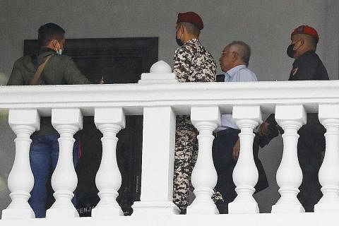 TURUT HADIR: Isteri Najib, Datin Seri Rosmah Mansor (tengah), tiba di mahkamah bagi mengikuti prosiding semalam. DIIRING: Najib (baju putih) tiba di Kompleks Mahkamah Tinggi Kuala Lumpur pada 8.27 pagi semalam diiringi pihak polis dan Jabatan Penjara