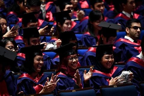 KEMAHIRAN RELEVAN: Lebih ramai pelajar Melayu meraih sokongan bagi pengajian tinggi hari ini, tetapi Mendaki akur tentang kepentingan bukan sahaja sijil kelulusan, bahkan kemahiran yang relevan, kata Encik Zaqy. - Foto fail