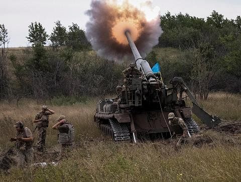 TERUS BERPERANG: Tentera Ukraine membedil meriam jenis 2S7 Pion ke arah kedudukan tentera Russia, di Donetsk sedang serangan Russia memasuki tempoh enam bulan.