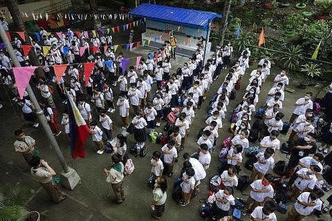 SEMANGAT SAMBUNG SEKOLAH: Murid-murid serta guru menghadiri upacara perhimpunan pagi di Sekolah Rendah San Juan dekat Manila selepas sekatan ditarik balik sejak Isnin lalu. - Foto-Foto EPA-EFE