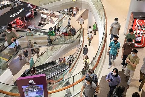 BERJAGA-JAGA: Ramai pengunjung Tampines Mall berpelitup semalam, walaupun ia tidak diwajibkan di pusat beli-belah sejak semalam. - Foto BH oleh ONG WEE JIN