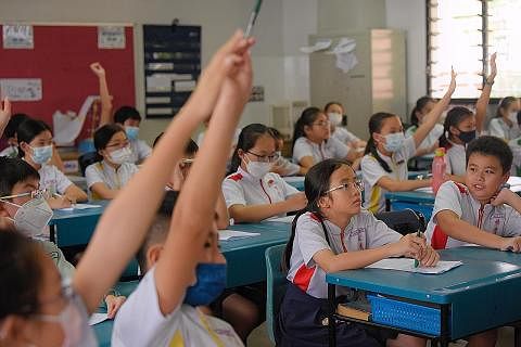PENGGUNAAN PELITUP DILONGGARKAN: Segelintir pelajar dalam sebuah kelas di Sekolah Poi Ching tidak memakai pelitup pada hari pertama penggunaannya tidak lagi diwajibkan di sekolah semalam.