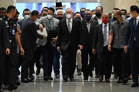 KISAH NAJIB:(Atas) Datuk Najib bersama isteri Datin Seri Rosmah Mansor semasa melawat China. (Kiri) Datuk Najib sewaktu menghadiri perbicaraan di mahkamah di Putrajaya. - Foto-foto fail, AFP