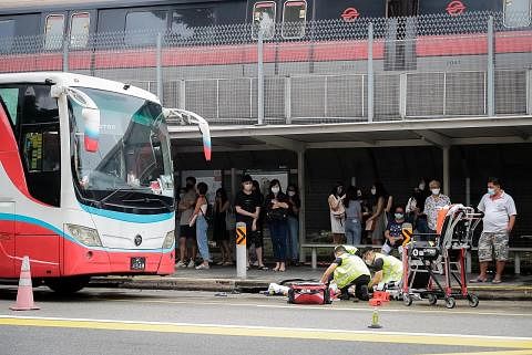 MAUT: Seorang warga emas yang terlibat dalam kemalangan dengan bas meninggal dunia selepas dibawa ke hospital. - Foto BH oleh GAVIN FOO