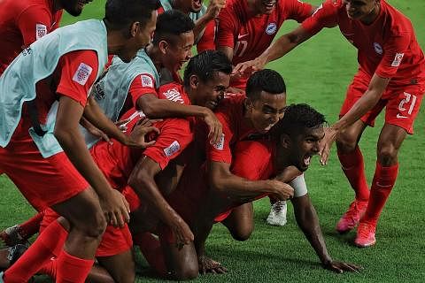 IMBAS KEMBALI:Pemain Singapura Hariss Harun (kanan) dikerumuni rakan sepasukan selepas menjaringkan gol menentang Filipina semasa perlawanan Piala AFF Suzuki Kumpulan A di Stadium Negara tahun lalu. Singa kalahkan Filipina 2-1. - Foto fail