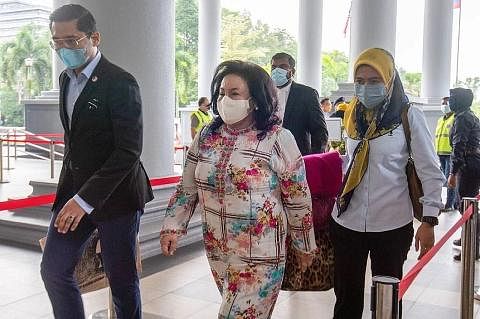 HADIRI PERBICARAAN: Sehari selepas dijatuhi hukuman atas pertuduhan rasuah, Datin Seri Rosmah Mansor (dua dari kiri) hadir sekali lagi di Mahkamah Tinggi untuk mengikuti perbicaraan suaminya, Datuk Seri Najib Tun Razak. - Foto THE MALAY MAIL