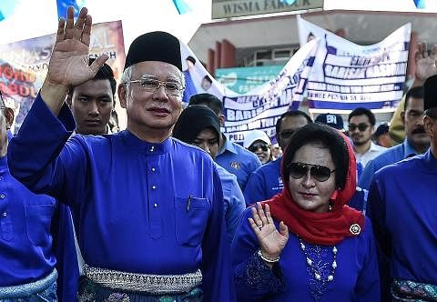 RUJUK DIRI SEBAGAI 'WANITA PERTAMA': Datin Rosmah (kanan) menarik perhatian ramai sejurus selepas Datuk Najib menyandang jawatan perdana menteri pada 2009, apabila satu unit khas ditubuhkan di bawah pejabat Perdana Menteri yang dipanggil FLOM, akroni