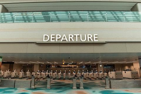 MUDAHKAN PENUMPANG: Pintu pelepasan imigresen automatik baru di dewan keberangkatan sayap selatan Terminal 2 Lapangan Terbang Changi yang bakal dibuka pada 11 Oktober. Ia antara usaha menambah baik proses daftar masuk penumpang serta cara mereka menc