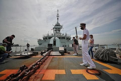 KERJASAMA BERTERUSAN: Ini adalah lawatan kapal Canada yang ketujuh ke Singapura dalam tempoh lima tahun. BERLABUH: Kapal perang HMCS Winnipeg akan berlabuh di Pangkalan Tentera Laut Changi selama seminggu untuk kerja-kerja penyelenggaraan. - Foto-fot