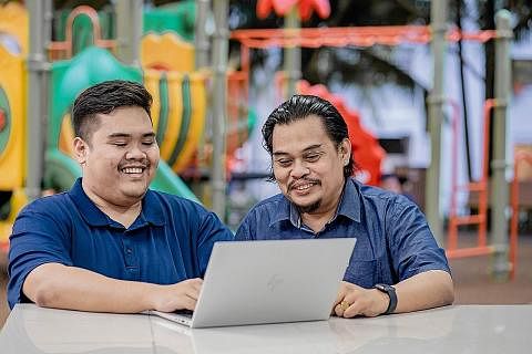 CEBURI BIDANG TEKNOLOGI: Encik Gazali Ahmad (kanan) dan anaknya, Encik Azan Azery Gazali, meneruskan minat mereka setelah mengikuti kursus Junior Full Stack Developer anjuran Generation Singapore.