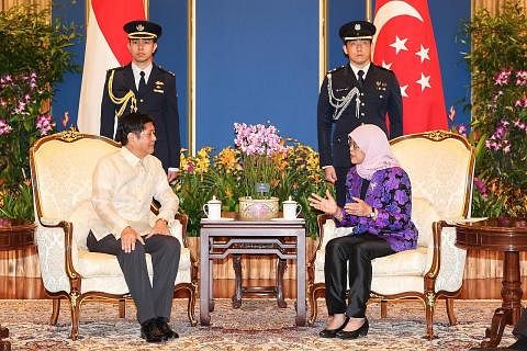 SAKSI PERJANJIAN DUA HALA DIMETERAI: Perdana Menteri, Encik Lee Hsien Loong (kiri), dan Presiden Marcos mengadakan pertemuan di Istana semalam. Mereka turut menyaksikan pemeteraian perjanjian dua hala dalam pelbagai bidang antara Singapura dan Filipi