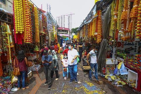 PESTA LEBIH MERIAH: Gambar menunjukkan perayaan Deepavali di Little India pada 2021. Dengan kelonggaran Covid-19, perayaan itu akan melibatkan lebih banyak acara fizikal pada tahun ini berbanding kepada dua tahun yang lalu.