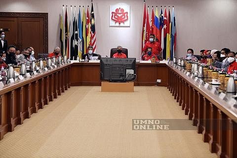 PENGARUH BERKURANG: Presiden Umno, Datuk Dr Ahmad Zahid Hamidi (tengah), berucap pada mesyuarat majlis tertinggi parti pada Januari 2021. Pengaruh Umno dikatakan kian berkurangan dalam landskap politik Malaysia yang semakin retak. - Foto fail