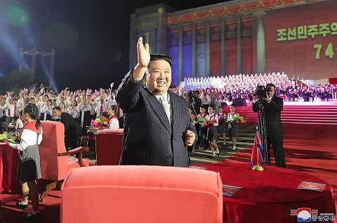 UNDANG-UNDANG BARU: Menurut agensi berita KCNA, pemimpinnya, Encik Kim Jong-un, menyifatkan keputusan tersebut 'tidak boleh diubah', sekali gus menolak sebarang kemungkinan untuk menghentikan program pembangunan nuklear di negara ini. - Foto AFP