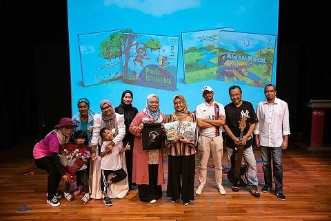 UNSUR INTERAKTIF 'HIDUPKAN' CERITA: Cik Rahayu Mahzam (empat dari kanan) menghadiri pelancaran 'Siri Burung Kakaktua', karya Cik Maria Mahat (lima dari kanan), yang menggabungkan buku kanak-kanak bahasa Melayu dengan unsur interaktif seperti animasi,