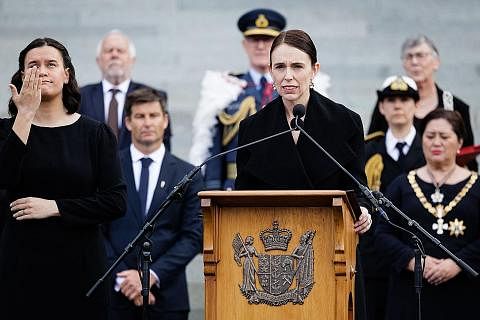 MAJLIS PENGISYTIHARAN: Perdana Menteri New Zealand, Cik Jacinda Ardern, memberi taklimat di upacara pengisytiharan Raja Charles di bangunan Parlimen di Wellington. - Foto AFP