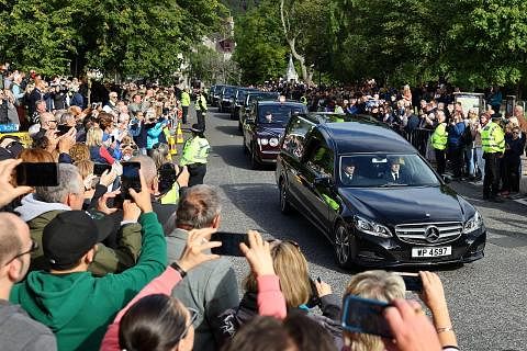 BERKABUNG BAGI RATU: Orang ramai berkumpul bagi memberikan penghormatan terakhir semasa perarakan keranda yang membawa mayat Ratu Elizabeth dalam perjalanan dari Istana Balmoral ke Edinburg. - Foto REUTERS