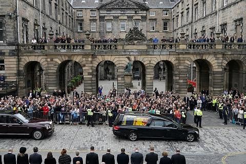 BERI PENGHORMATAN: Orang ramai menyaksikan kumpulan yang membawa keranda Ratu Elizabeth di Edinburgh, Scotland, kelmarin.