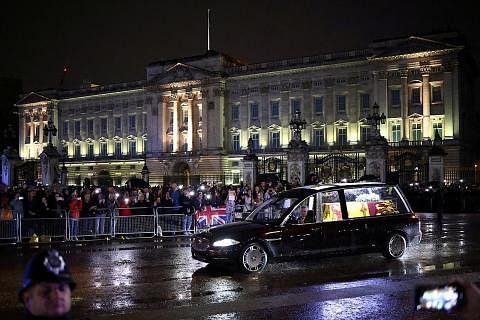 TIBA DI LONDON: Kereta mayat yang membawa jasad Ratu Elizabeth II tiba di Istana Buckingham, selepas diterbangkan dari Scotland. Ratu Elizabeth meninggal dunia pada usia 96 tahun, di Istana Balmoral, Scotland, pada 8 September lalu. - Foto REUTERS