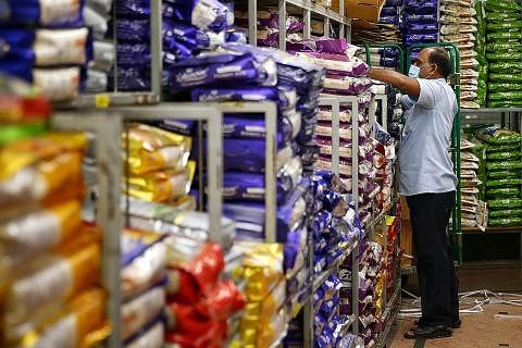 NAIK HARGA: Mustafa Centre, yang mendapatkan kebanyakan produk berasnya dari India, akan menaikkan harga produk terjejas sebanyak 20 peratus apabila ia menerima penghantaran terkininya.