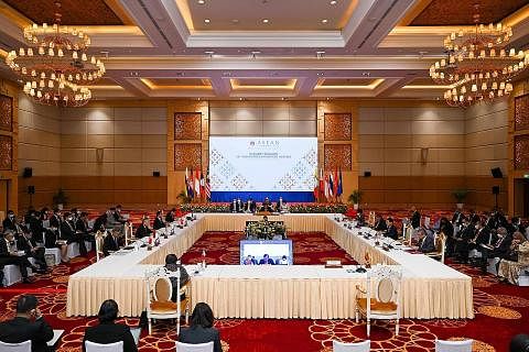 PEMIMPIN KECEWA: Selepas pertemuan di Kemboja bulan lalu, Dr Balakrishnan (gambar sisipan) dan menteri luar Asean lain melahirkan kekecewaan mereka kerana rancangan damai hampir tidak melihat sebarang kemajuan. - Foto AFP