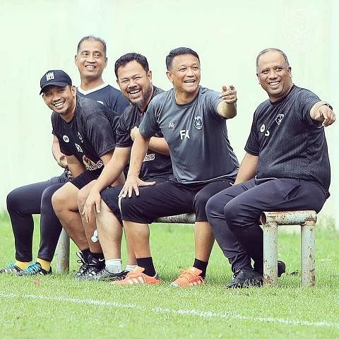 KIAN SERASI DI KUANTAN: Fandi Ahmad (dua dari kanan) bersama-sama Ketua Jurulatih Sri Pahang FC, Datuk Dollah Salleh (paling kanan), dengan jurulatih yang lain seperti Datuk Ahmad Yusof (paling kiri) menyaksikan latihan pasukan Pahang baru-baru ini. 