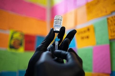 DILULUSKAN: Vaksin bivalen itu diluluskan untuk kegunaan sementara sebagai penggalak bagi mereka yang berusia 18 tahun ke atas yang telah menerima siri vaksinasi asas mereka. - Foto REUTERS
