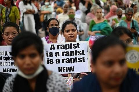 PROTES: Sekumpulan warga India mengadakan tunjuk perasaan bagi mangsa rogol dan menuntut keadilan. - Foto AFP
