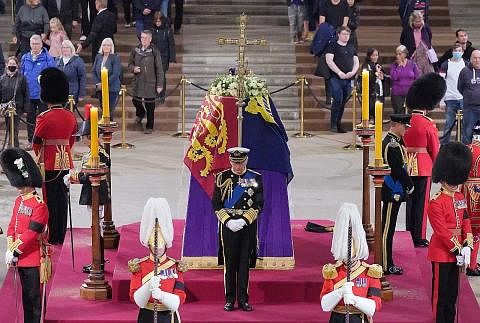 DUKA RAJA: Raja Charles III dilihat turut menyertai acara berjaga-jaga di sisi keranda ibunya, mendiang Ratu Elizabeth II, di Dewan Westminster, Istana Westminster, London, kelmarin. Kelihatan orang ramai memasuki dewan bagi memberi penghormatan tera