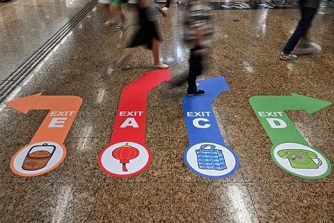KENANGAN BOLEH MERANGSANG OTAK: Inisiatif di stesen MRT Chinatown bagi membantu penghidap demensia dan warga emas sampai ke pintu keluar yang harus mereka tuju dengan selamat. Ia melibatkan penggunaan item nostalgia berkod warna untuk membimbing mere