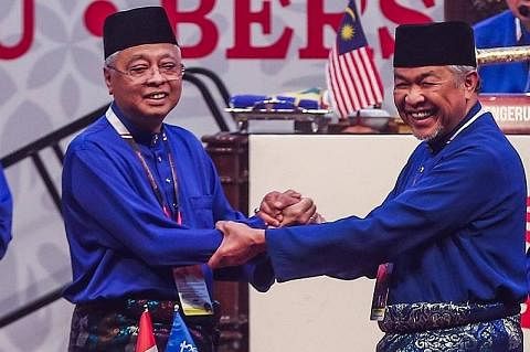 KEKAL 'POSTER BOY': PM Ismail Sabri (kiri) bergambar dengan pengerusi Barisan Nasional (BN), Datuk Seri Dr Ahmad Zahid Hamidi. - Foto THE MALAY MAIL
