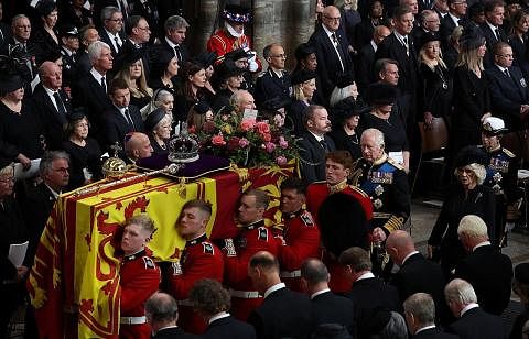 UPACARA PENUH ISTIADAT: Keranda mendiang Ratu Elizabeth diusung sempena upacara pengebumian rasmi yang diadakan di gereja Westminster Abbey, London, semalam. Turut mengiringi keranda ialah Raja Charles III dan isterinya, Permaisuri Camilla (kededuany