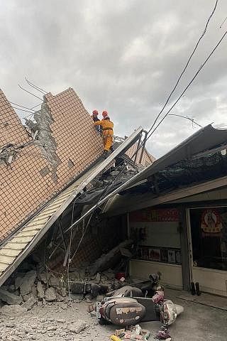 CARI MANGSA: Pegawai dari Agensi Bomba Kebangsaan Taiwan menjalankan tugas menyelamat, mencari mangsa dari sebuah bangunan yang runtuh di perbandaran Yuli yang terletak di wilayah Hualien, Taiwan. - Foto AFP
