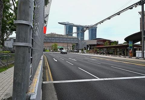 PERSIAPAN RANCAK: Jalan raya berdekatan Esplanade, yang menjadi sebahagian litar perlumbaan F1 Singapura, telah diadang untuk perlumbaan itu dijalankan, sementara tempat duduk penonton di kawasan City Hall sudah dipasang. - Foto-foto BH oleh KHALID B