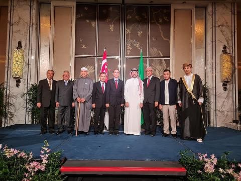 HUBUNGAN KUKUH: Dr Faishal (lima dari kiri) menekankan hubungan kukuh antara Singapura dan Arab Saudi semasa acara Hari Kebangsaan Arab Saudi di Hotel Shangri-la. Bersama beliau termasuk Mantan Anggota Parlimen, Encik Yatiman Yusof (kiri); Presiden A