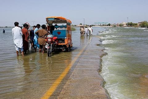 PERLU BANTUAN: Pakistan, yang dilanda banjir teruk, memerlukan bantuan besar bagi pemulihan semula negara itu. - Foto REUTERS