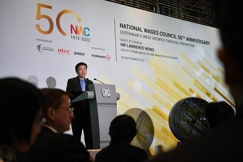 HILANG PERSAINGAN: Encik Wong menekankan bahawa Singapura boleh hilang persaingan sejagat sekiranya gaji naik terlalu pantas.