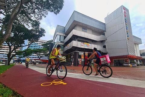 MANFAATKAN KEMUDAHAN BARU: Penunggang basikal menunggang di sepanjang bahagian laluan basikal yang baru siap di Toa Payoh Central kelmarin. - Foto BH oleh WALLACE WOON