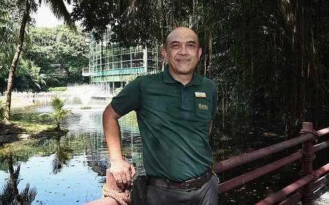 BANTU SENGGARA TAMAN: Sebagai penolong pengurus dalam jabatan pengurusan kemudahan Taman Burung Jurong, Encik Roslee Mustaffa menyelia sekumpulan lima kakitangan yang bertanggungjawab melakukan kerja pembaikan, pertukangan dan elektrik, demi memastik