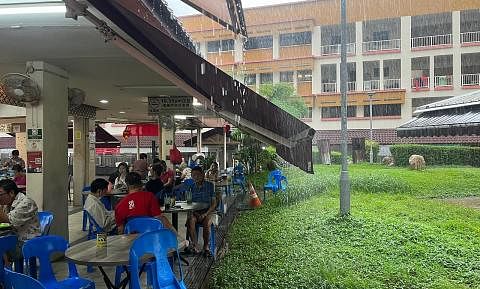 HUJAN LEBAT: Sebuah kedai kopi di Tampines semasa hujan lebat pagi semalam.
