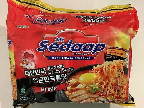 DITARIK BALIK: Mi segera Korean Spicy Chicken adalah satu daripada dua produk yang ditarik balik kerana kehadiran etilena oksida, satu bahan racun perosak.